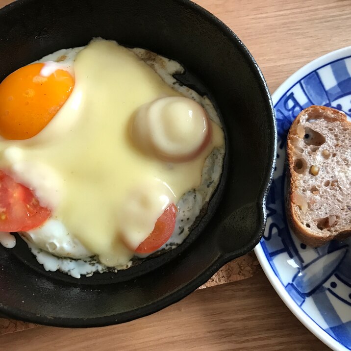 スキレットでミニトマトとチーズの目玉焼き レシピ 作り方 By ボンド子 楽天レシピ スキレットでミニトマトとチーズの目玉焼き レシピ 作り方 By ボンド子 楽天レシピ